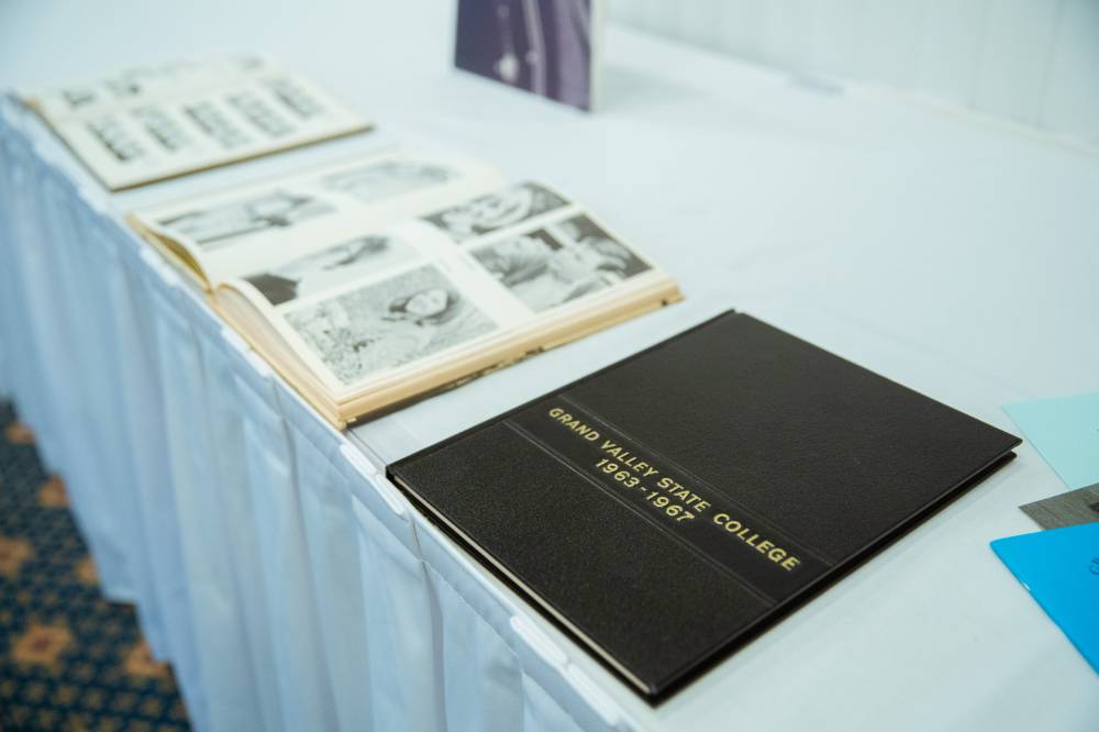 Photo albums of the class of 1968 at the Reunion Dinner.